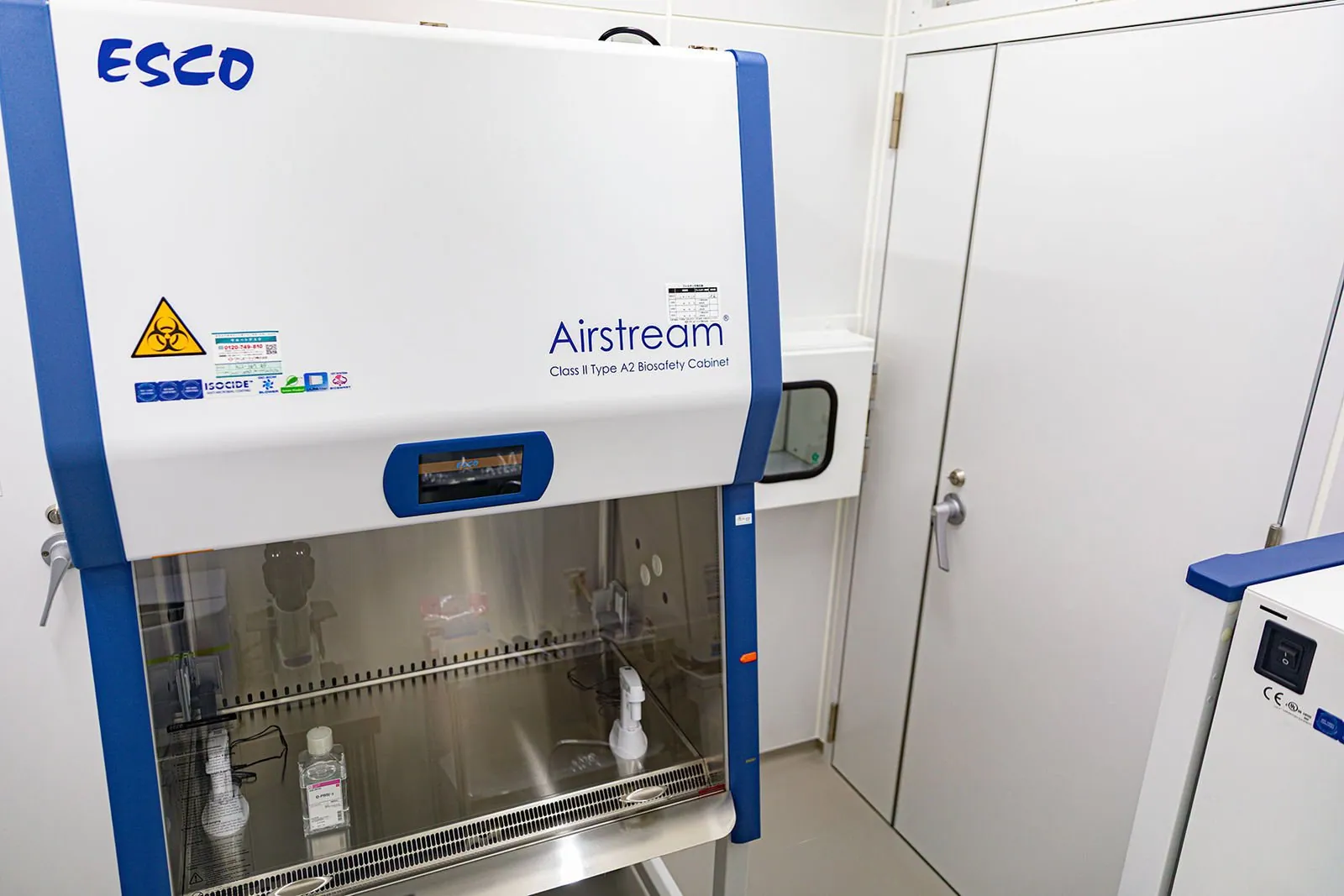 Class II safety cabinet at GINZA NOA CLINIC