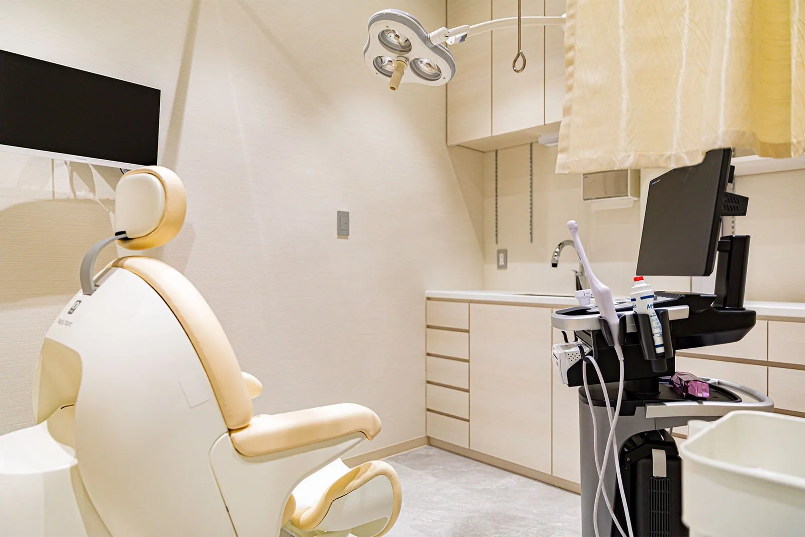 Treatment room at GINZA NOA CLINIC where procedures are carried out