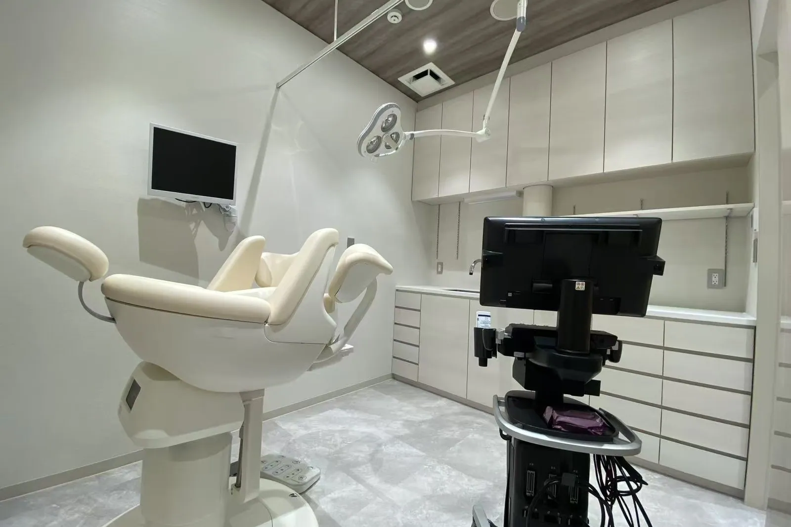 Treatment room at GINZA NOA CLINIC in Ginza, Tokyo